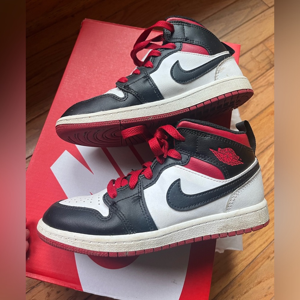 Air Jordan 1 Mid Black White Red Basketball Shoes Boys Size 1.5 Y Nike Sneakers